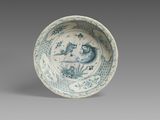 une image représentant un bol bleu et blanc orné d'un chat