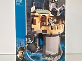 une boîte de Lego représentant le château d'Harry Potter, posée sur une table