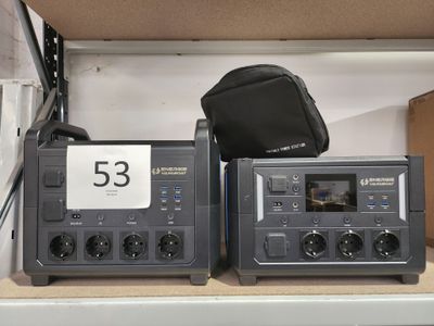deux appareils radio posés sur une étagère dans un magasin