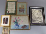 de nombreux tableaux encadrés accrochés au mur au-dessus des toilettes