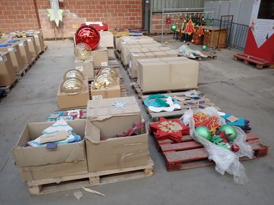 de nombreuses boîtes et encore des boîtes de décorations de Noël par terre