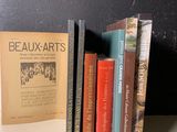 plusieurs livres sont empilés sur une table