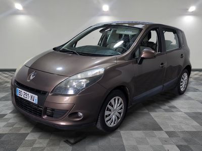 la photo d'une voiture brune sur un sol en damier