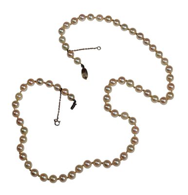 Ensemble composé d'un collier et d'un bracelet en perles avec un fermoir, sur fond blanc