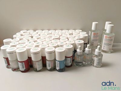 de nombreux flacons de vernis à ongles posés sur une table