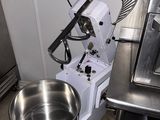 une photo d'une cuisine avec un mixeur et un saladier posés sur le plan de travail