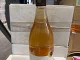 une bouteille de vin posée sur une caisse dans un magasin