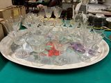 de nombreux verres à vin posés sur un plateau, sur une table