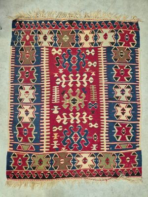 un tapis rouge et bleu à motifs