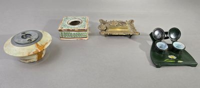 Plusieurs types d'objets différents sont disposés sur une table