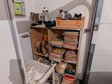 une petite pièce avec de nombreux livres sur les étagères