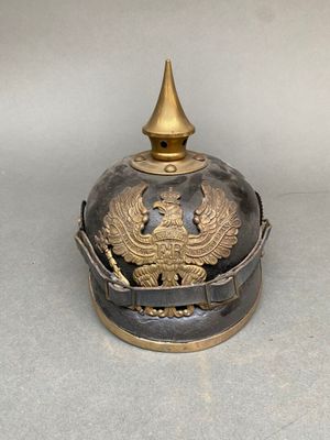 un casque orné d'un motif doré