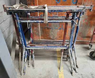 une chaise bleue et rouge dans une pièce aux murs orange