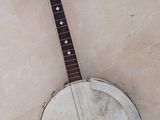 un banjo posé par terre près d'un mur