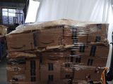 une grande pile de boîtes sur une palette dans un entrepôt