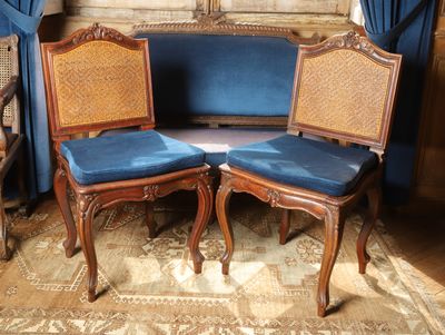 deux chaises placées l'une à côté de l'autre sur un tapis