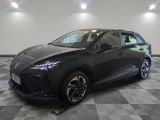 Une Toyota C-HR noire est garée sur un sol à damier.