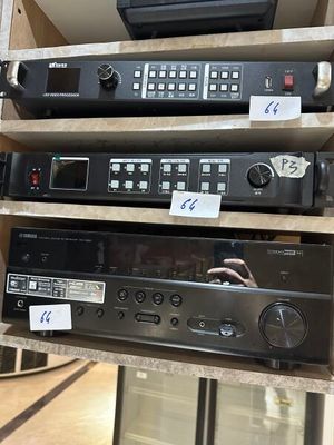 de nombreux types d'appareils électroniques exposés dans un magasin