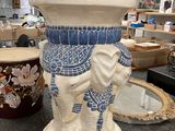 un vase orné d'un éléphant, posé sur une table