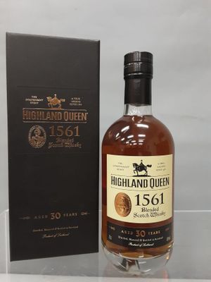 une bouteille de whisky « Highland Queen » posée à côté d'une boîte