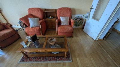 vue d'un salon avec deux fauteuils et une table basse