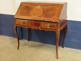 un petit bureau surmonté d'un tiroir