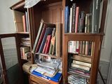 une bibliothèque remplie de livres, placée dans un coin de la pièce