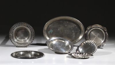 beaucoup de plats en argent sur une table blanche