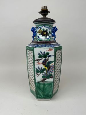 un vase vert et blanc orné d'un oiseau