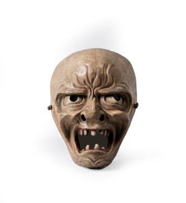 l'image d'un masque à l'aspect effrayant sur fond blanc