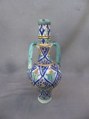 MAROC - Vase à deux anses en faïence à décor de fleurs dans …