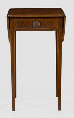 l'image d'une petite table en bois avec un tiroir en dessous