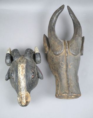deux œuvres d'art accrochées au mur d'une pièce