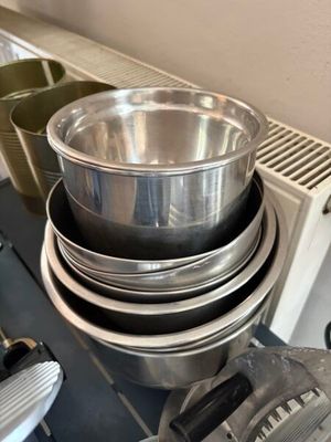 une pile de casseroles et de poêles posée sur une cuisinière