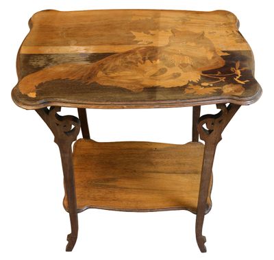 une image représentant une table en bois ornée d'un motif d'oiseau