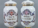 deux vases blancs et dorés sur lesquels figurent les noms de deux pays