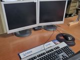 deux écrans d'ordinateur et un clavier sur un bureau