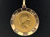 gros plan d'une pièce d'or sur une surface en cuir noir