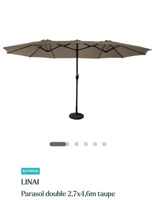 le parasol est ouvert et prêt à être utilisé sur la terrasse