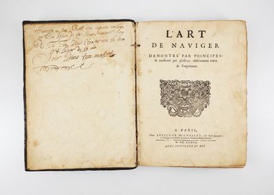 un vieux livre écrit posé sur une table