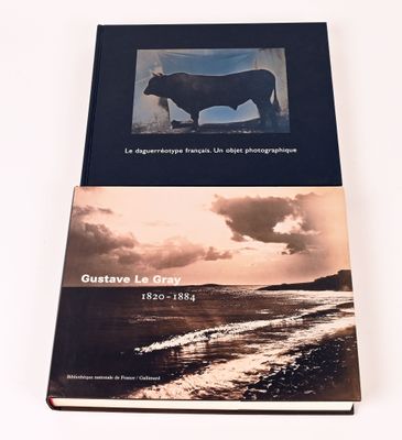 deux livres posés l'un sur l'autre sur une surface blanche