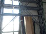 une pièce où il y a beaucoup de cartons par terre