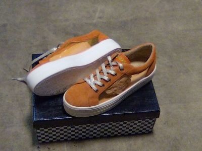 une paire de chaussures qui se trouve sur le dessus d'une boîte