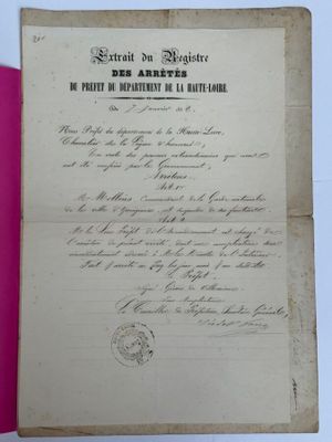 un gros plan d'un morceau de papier sur lequel on a écrit