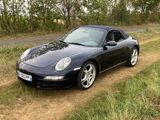 une voiture de sport noire garée sur le bord de la route