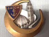 un insigne surmonté d'une tour horloge