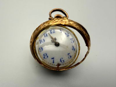une montre de poche en or avec des chiffres bleus