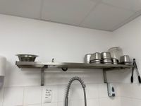 Un lot inox comprenant une étagère, bacs gastro et quelques …