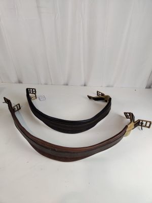 une paire de ceintures en cuir sur fond blanc