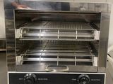 une photo d'un four grille-pain posé sur un plan de travail dans une cuisine